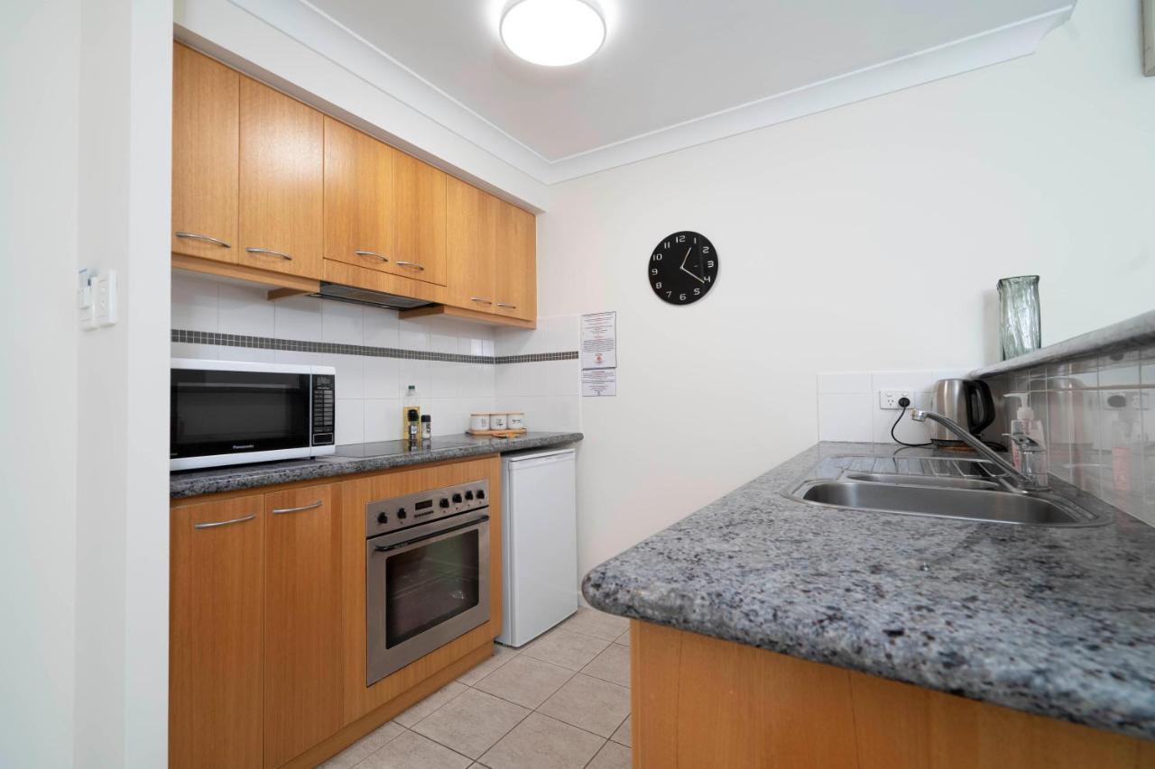 302 Wonderful Waldorf Poolgym Apartment