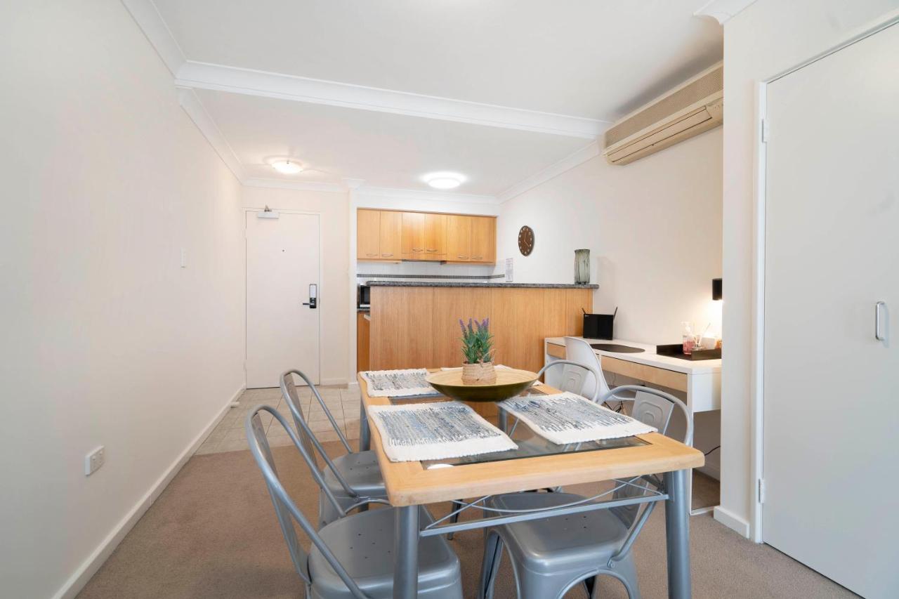 302 Wonderful Waldorf Poolgym Apartment
