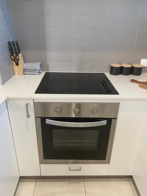 Stylish 2bed Close Airport/shops
