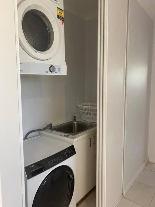 Apartment Stylish 2bed Close Airport/shops *