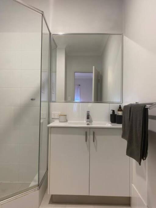 Stylish 2bed Close Airport/shops