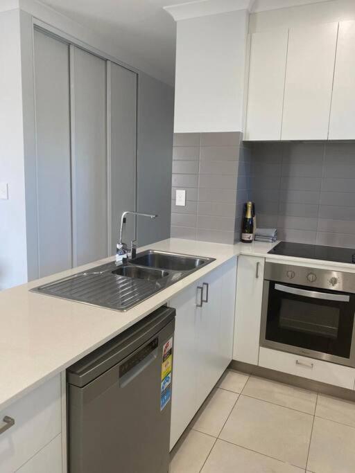 Apartment Stylish 2bed Close Airport/shops *