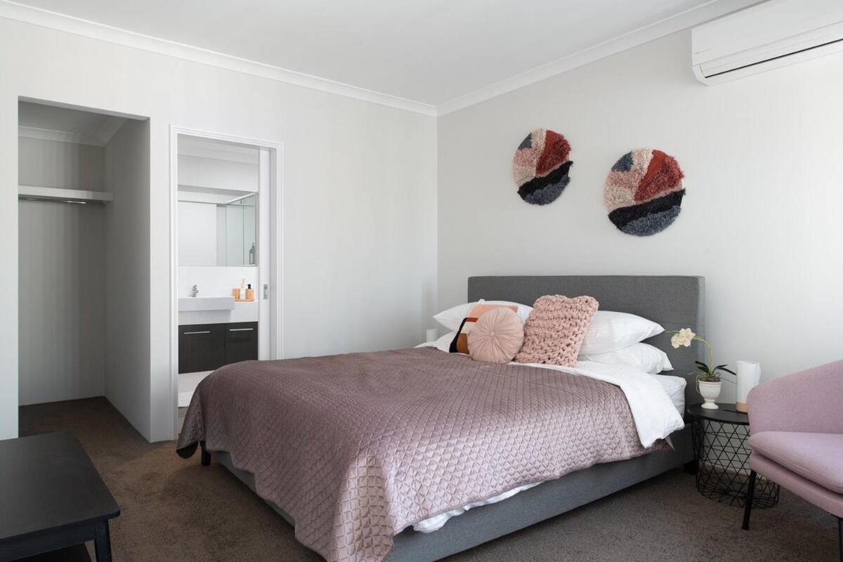 Apartemen Bright Trendy 2bdrm - Walk To River & Shops *