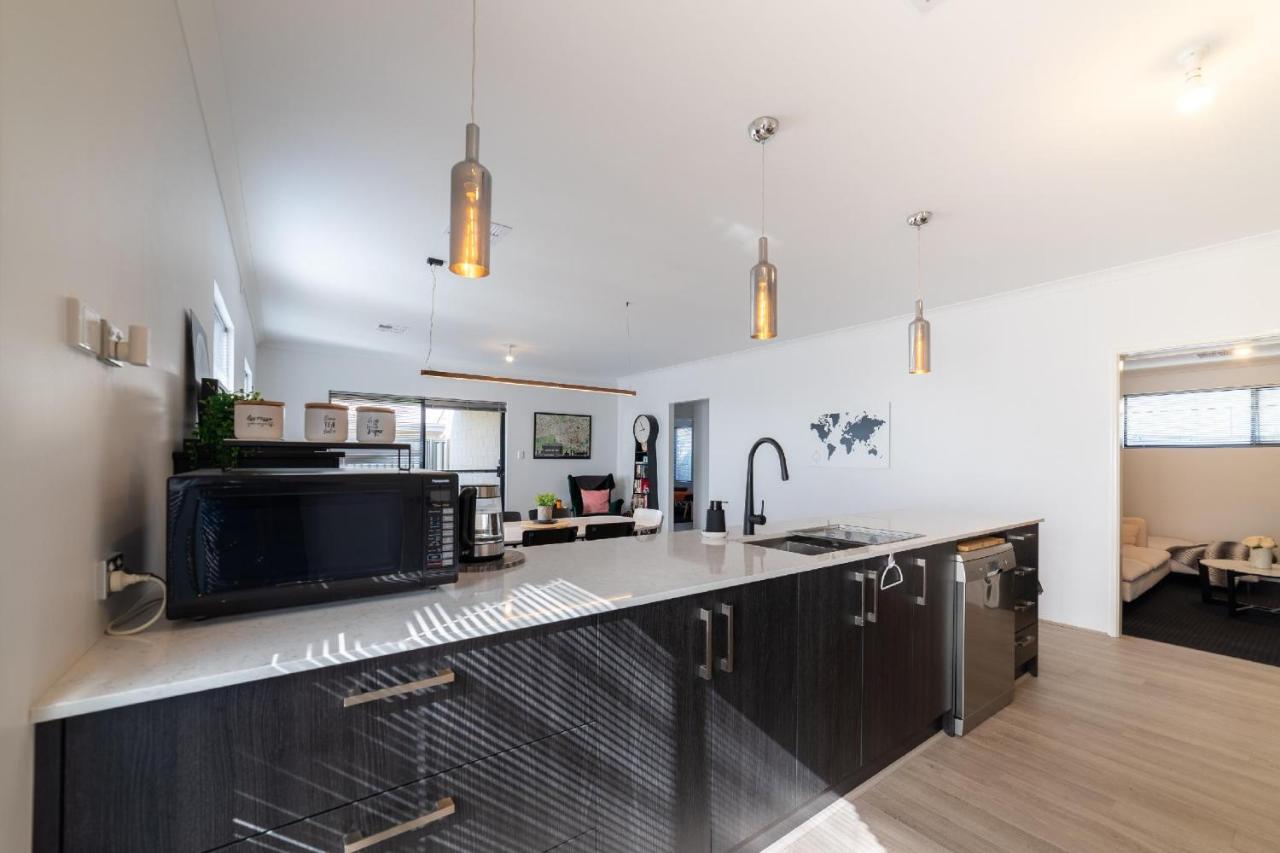 Treeby's Finest Family 4bdr 2bth Rumah liburan Perth