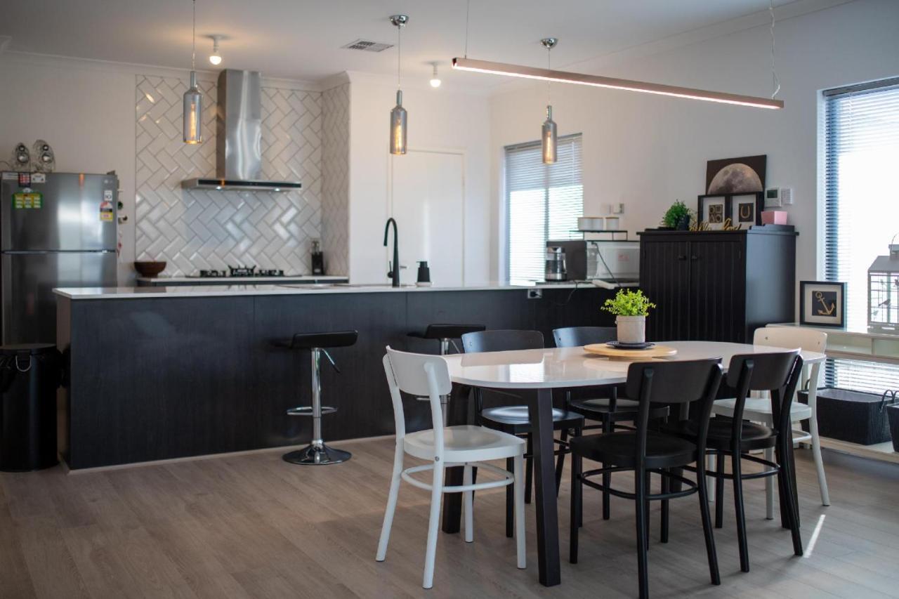 Treeby's Finest Family 4bdr 2bth Rumah liburan Perth