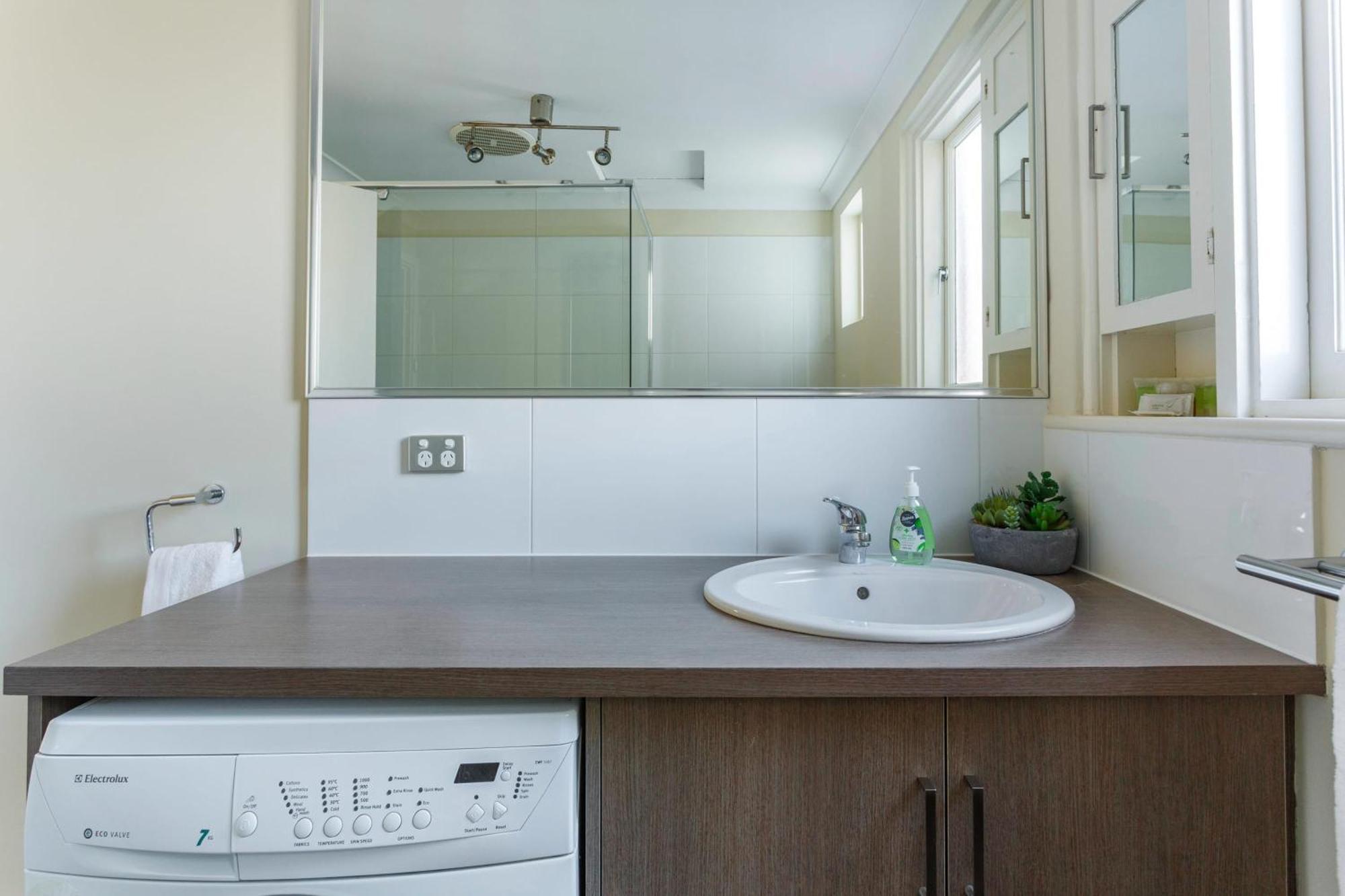 2 Bedroom 1 Bathroom Apartment *