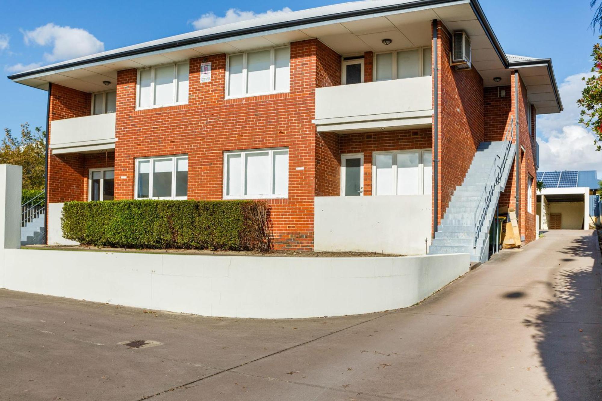2 Bedroom 1 Bathroom Apartment *