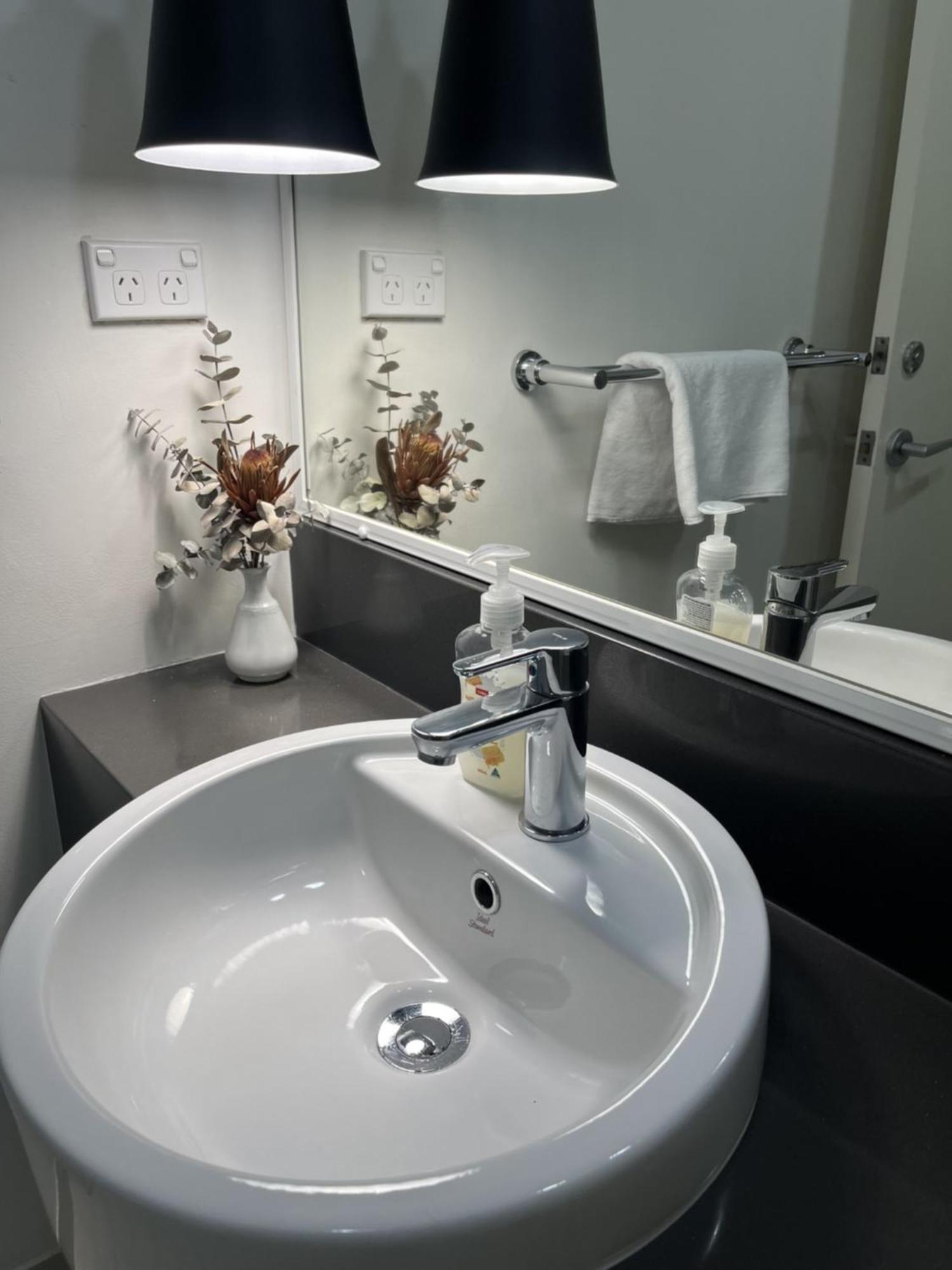 109 Simply Devine Hay St 2x2apt Poolgym * Perth