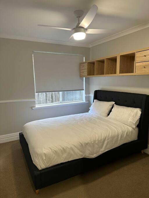 Spacious Bright Close To Shops And Cafe's *