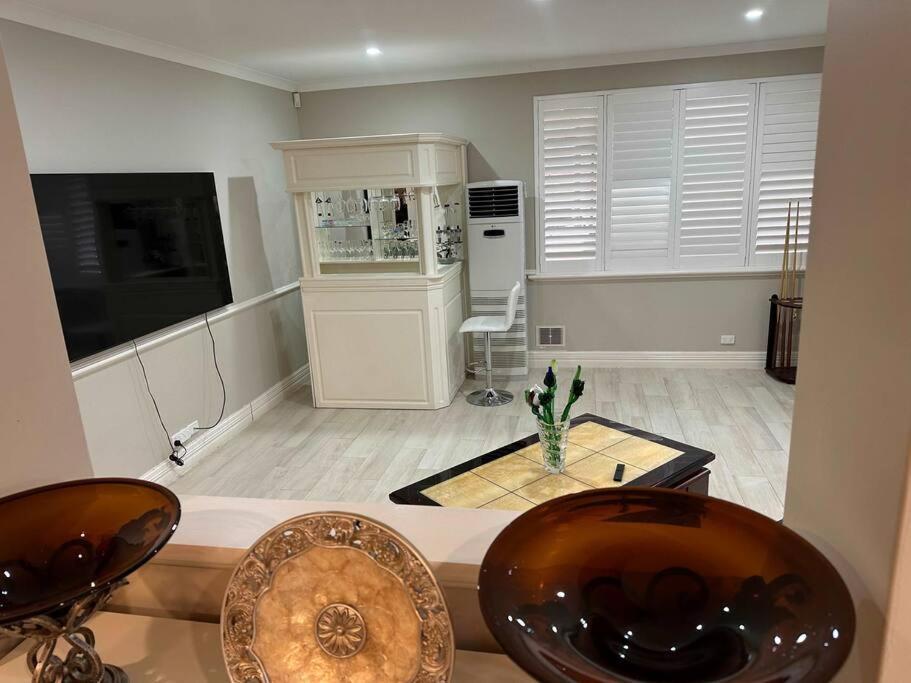 Spacious Bright Close To Shops And Cafe's Holiday home Perth
