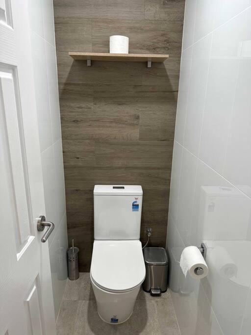 Spacious Bright Close To Shops And Cafe's Perth