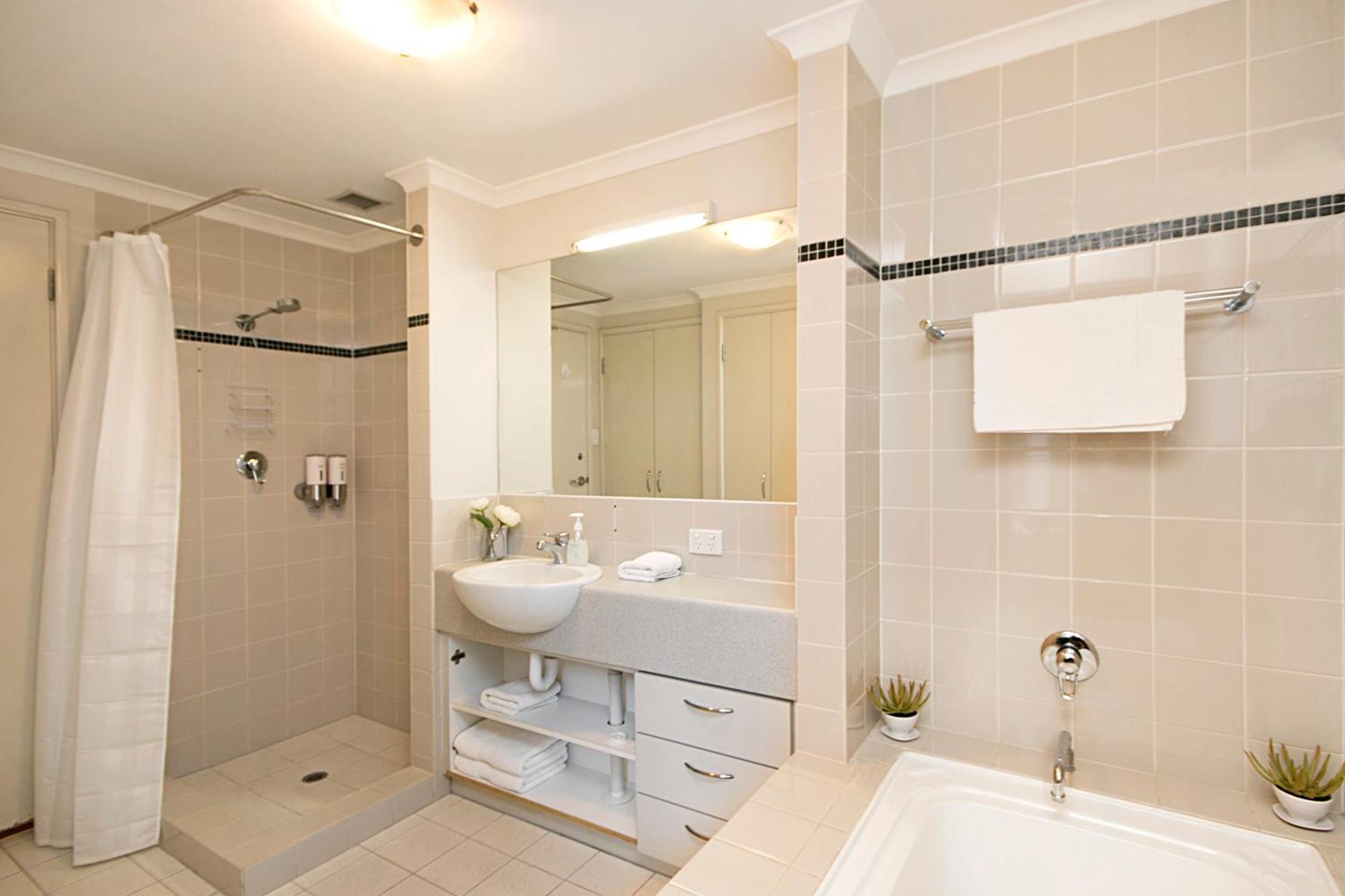 Short Apartment *