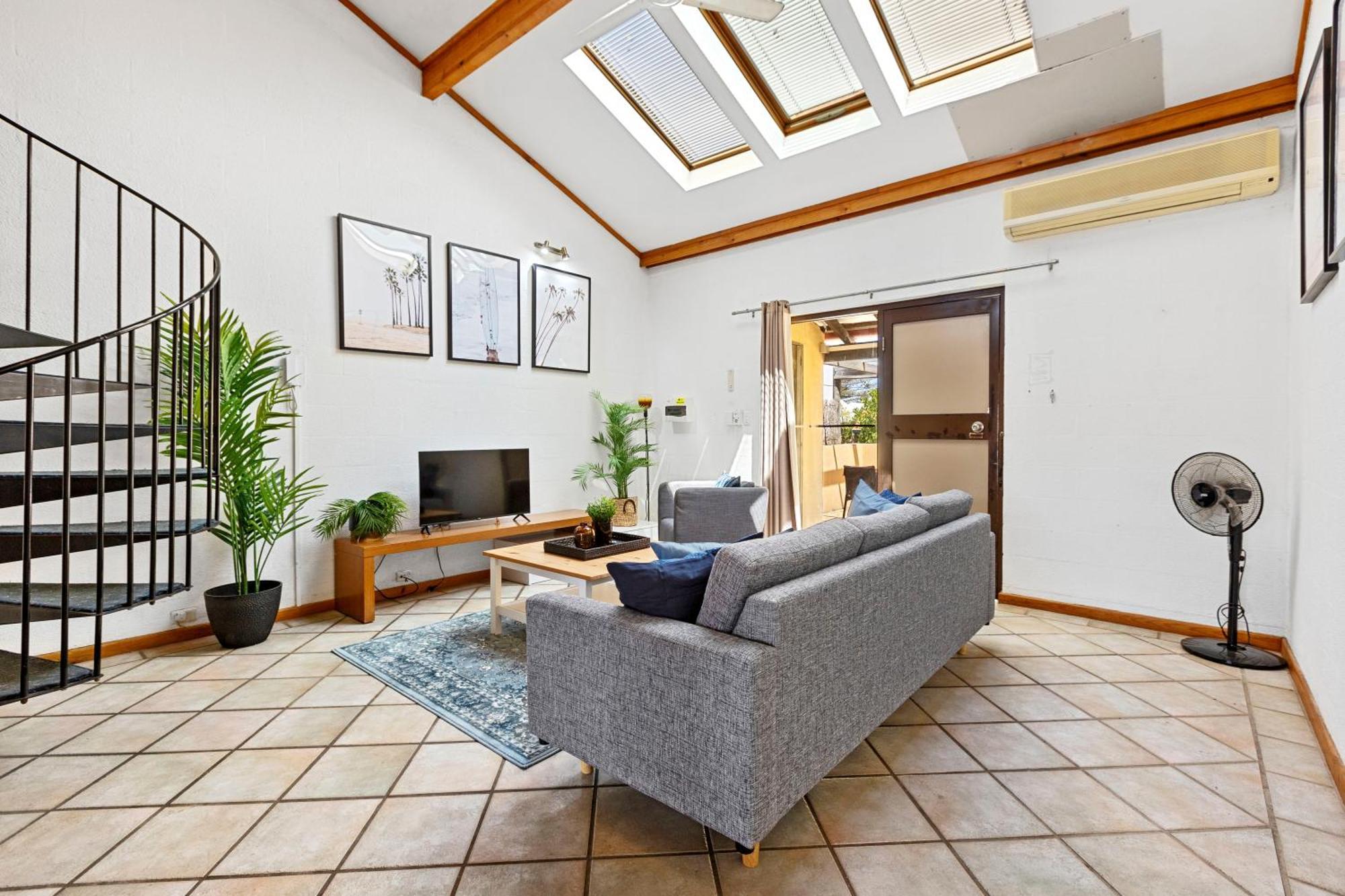 16 Cottesloe - Steps From - Sleeps 3 Apartment