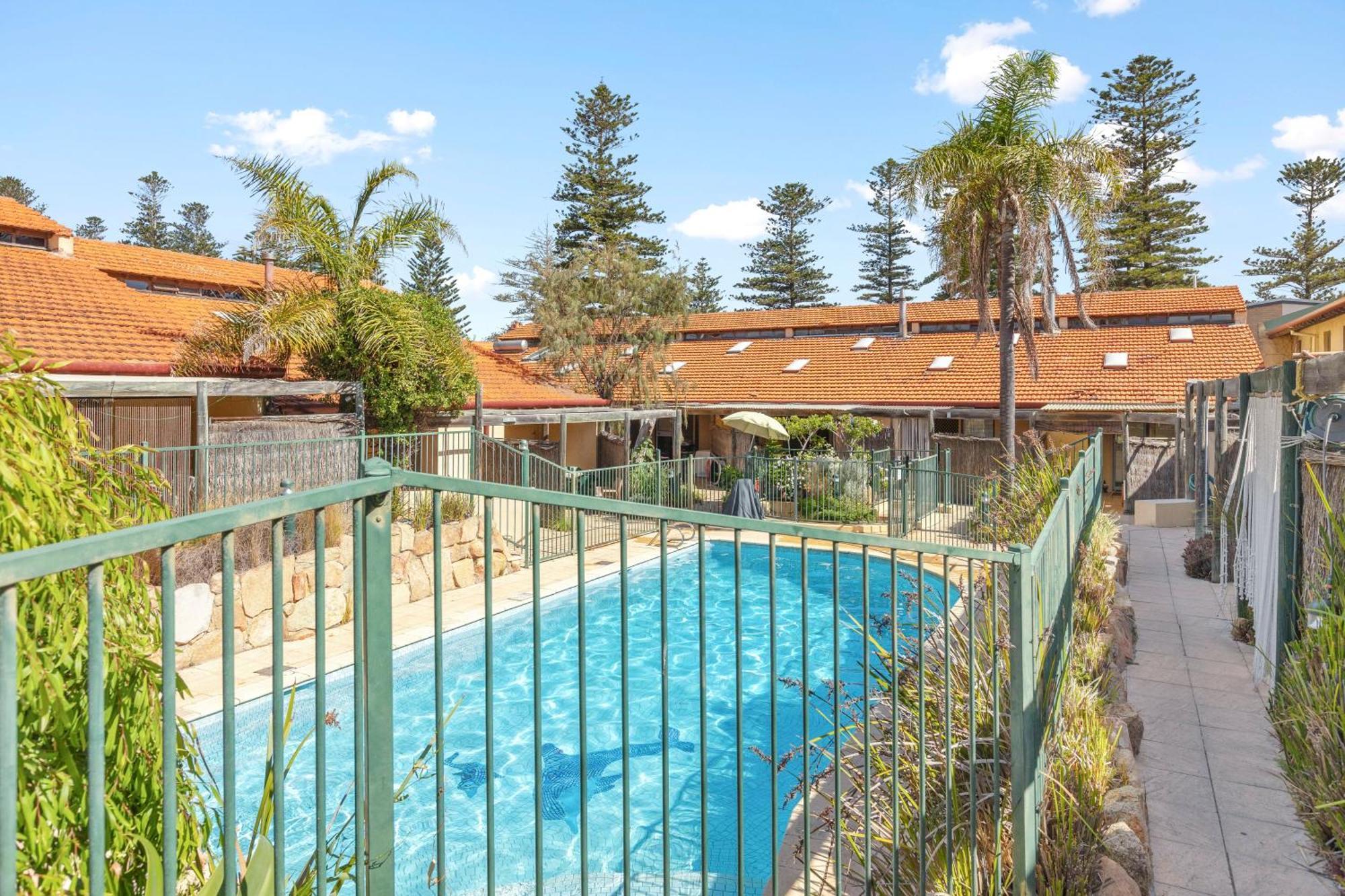 11 Cottesloe - Steps From - Sleeps 3 * Perth