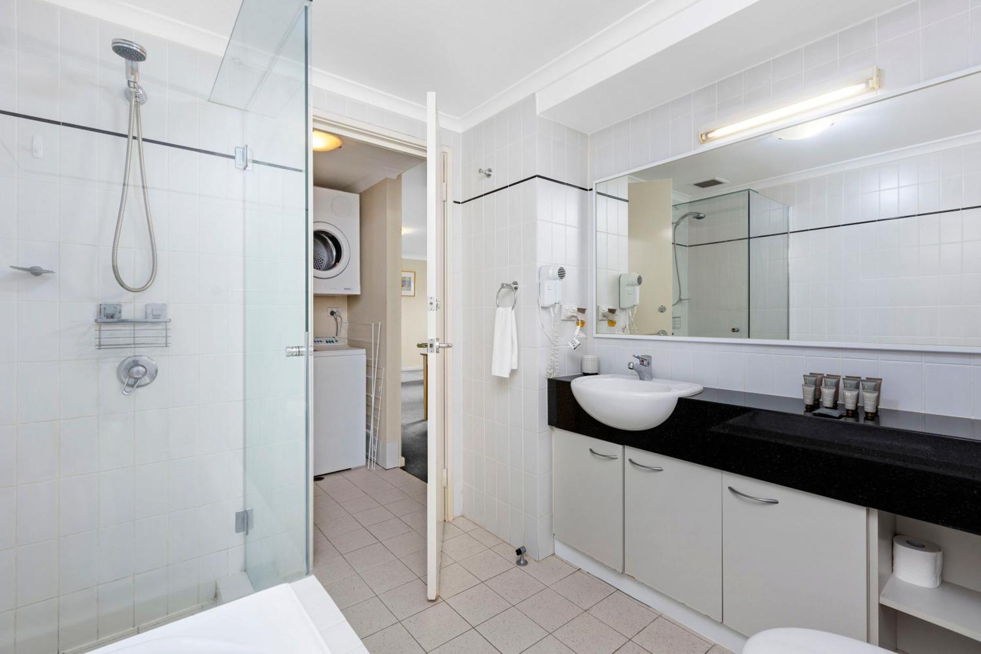 Family Getaway Pool & Parking Apartment *