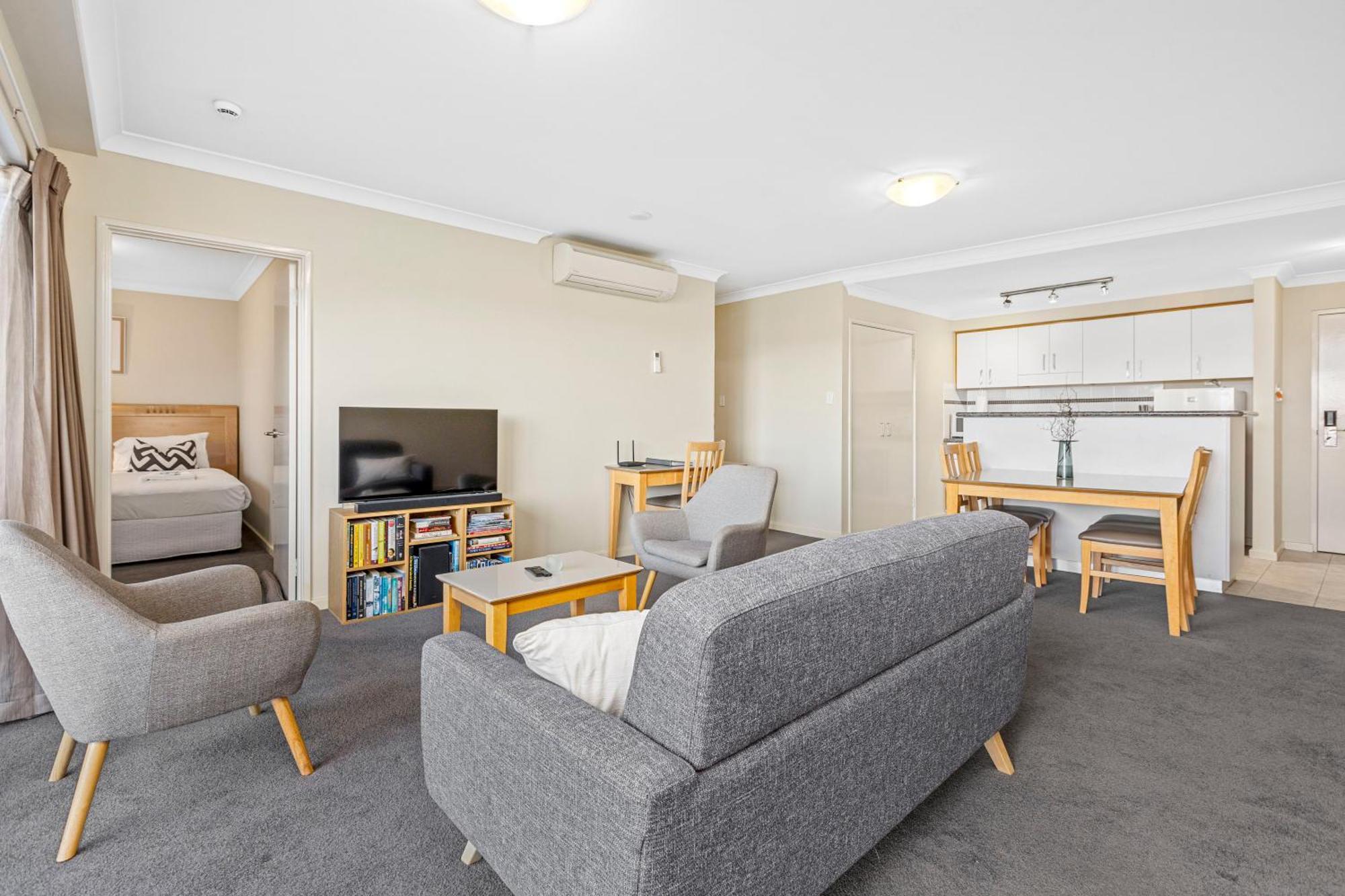 Family Getaway Pool & Parking Perth