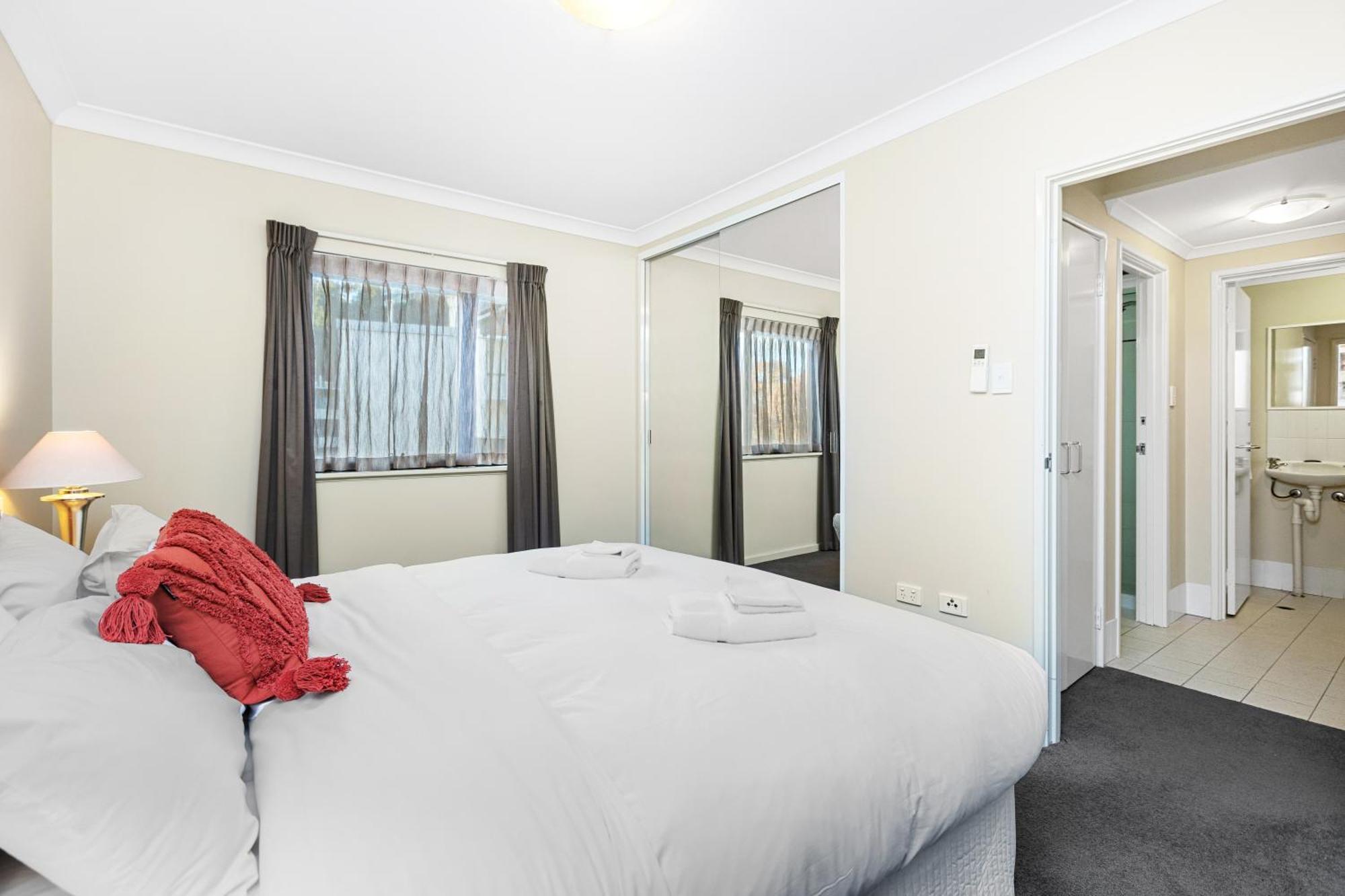 Apartment Family Getaway Pool & Parking *