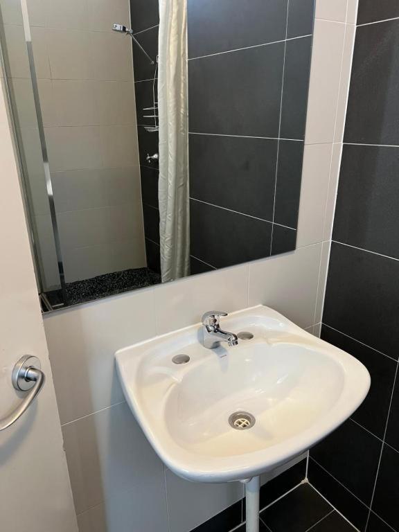 Hostel Wallaby Backpackers - Note - Valid Passport Required To Check In -