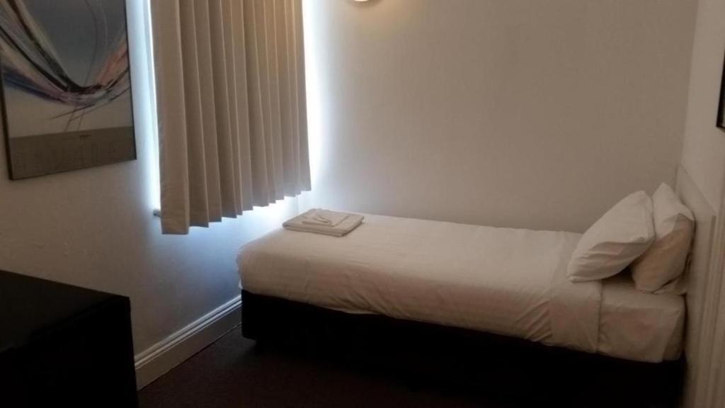 Wallaby Backpackers - Note - Valid Passport Required To Check In - Hostel