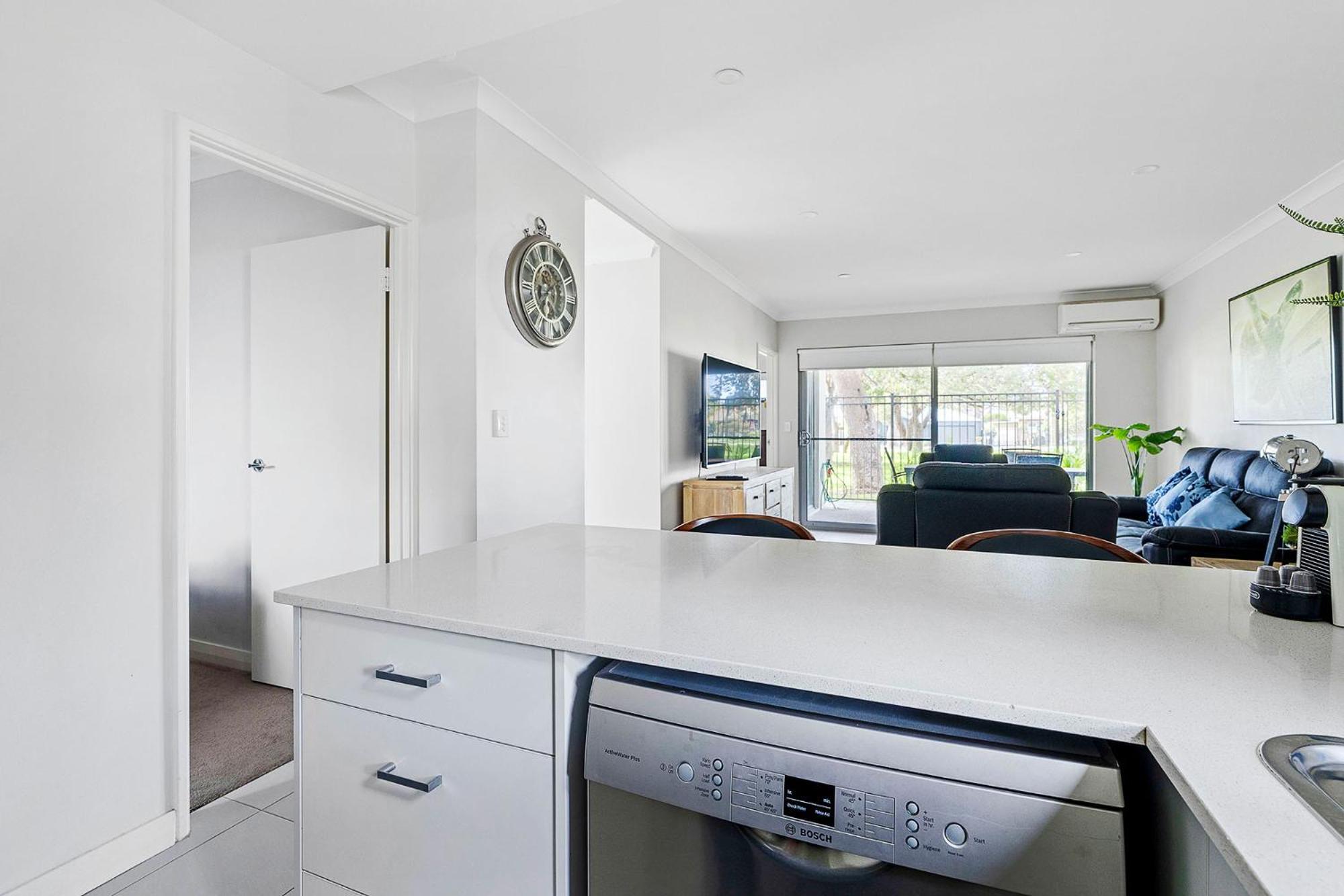 2 Conveniently Quiet Cloverdale 2brpark Apartment Perth