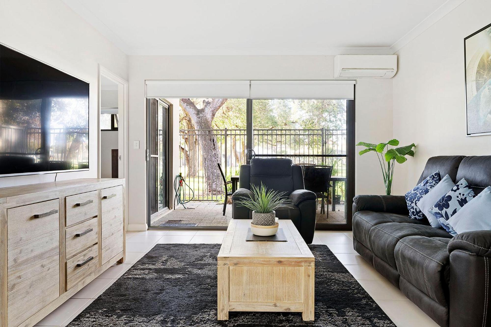 2 Conveniently Quiet Cloverdale 2brpark