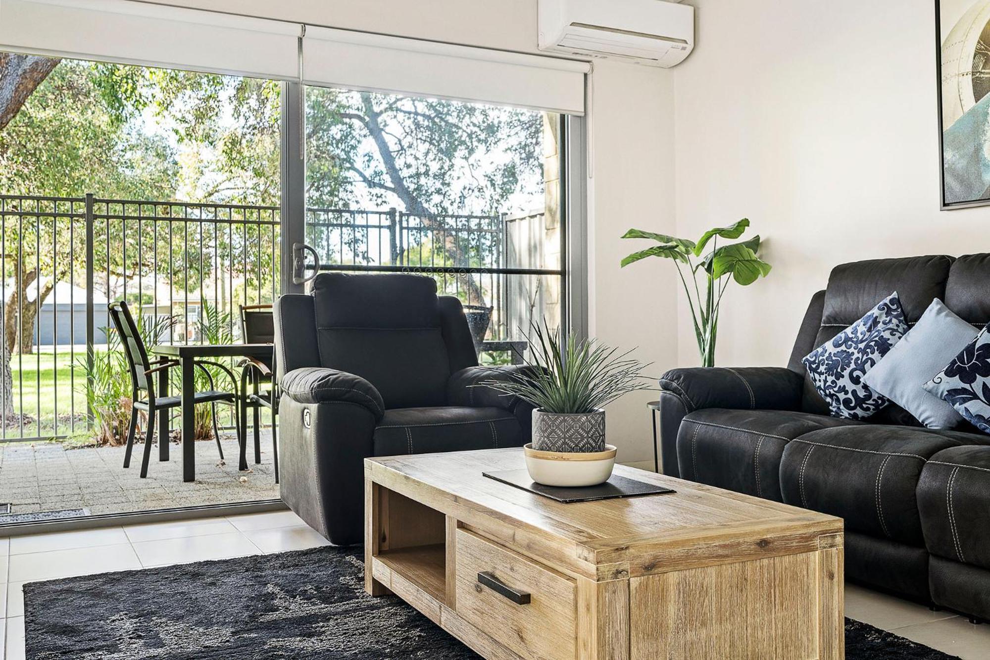 2 Conveniently Quiet Cloverdale 2brpark Apartment *