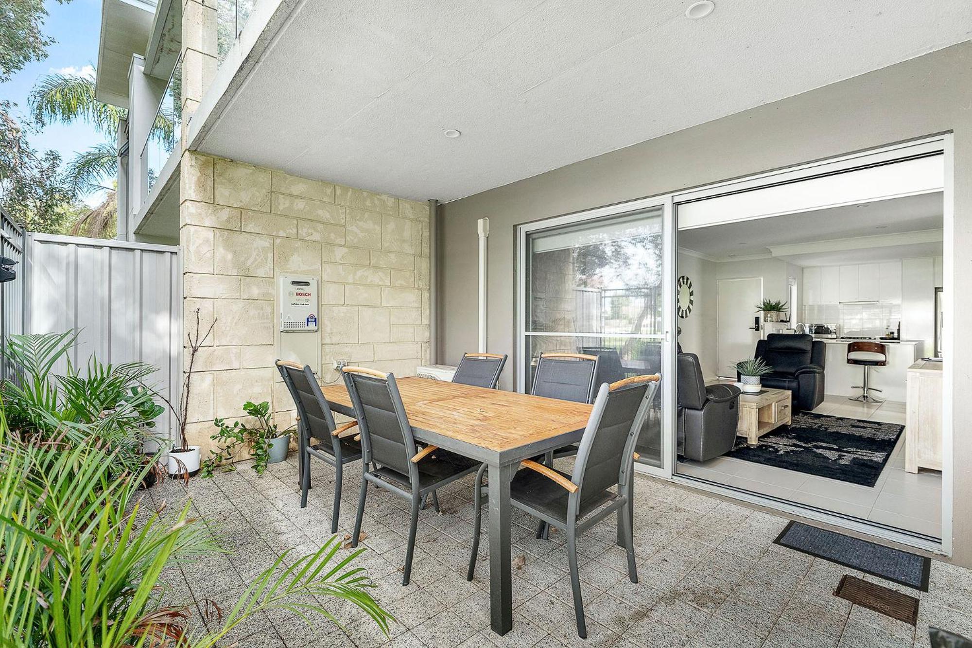 2 Conveniently Quiet Cloverdale 2brpark