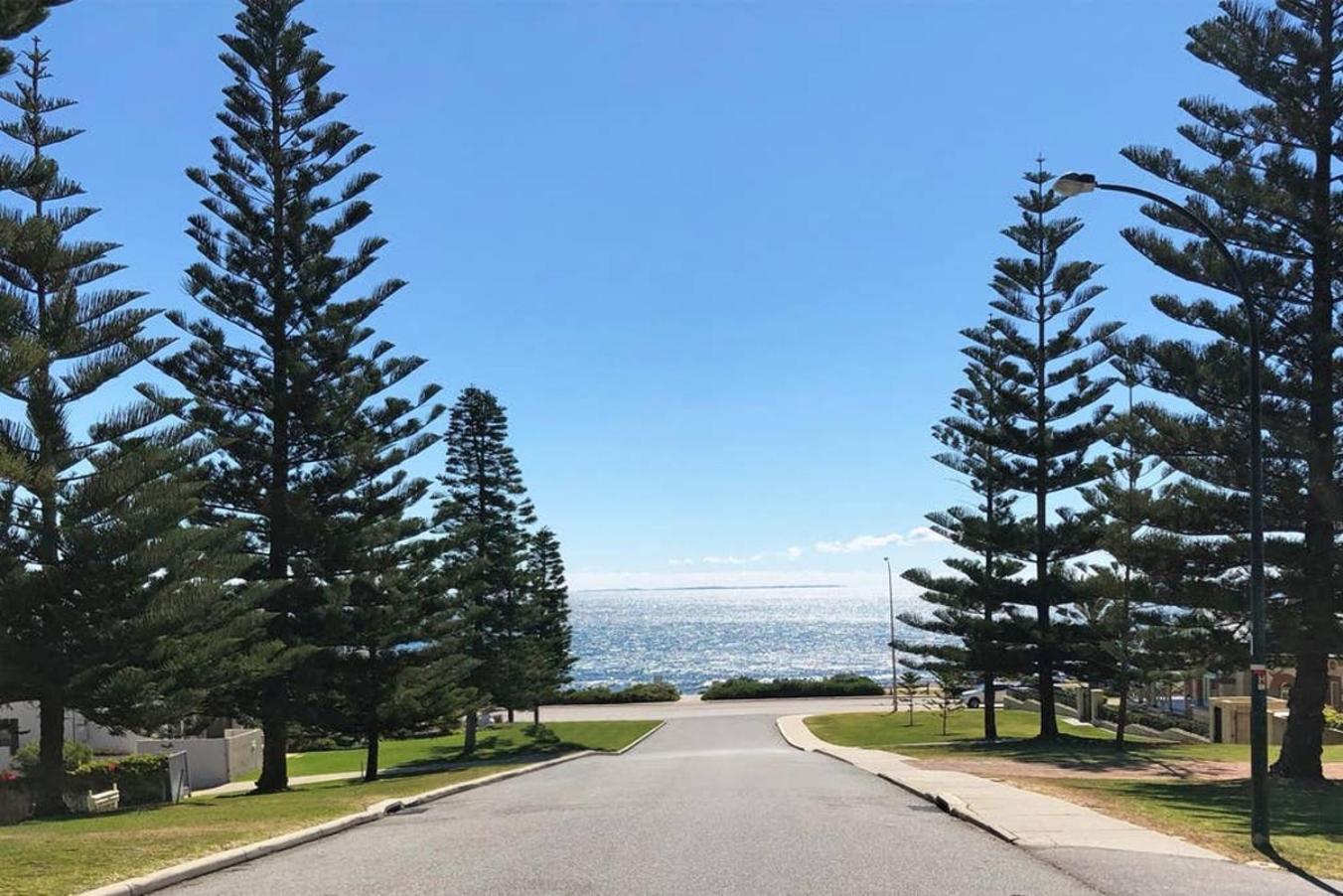 Cottesloe Delight Sleeps 4 *