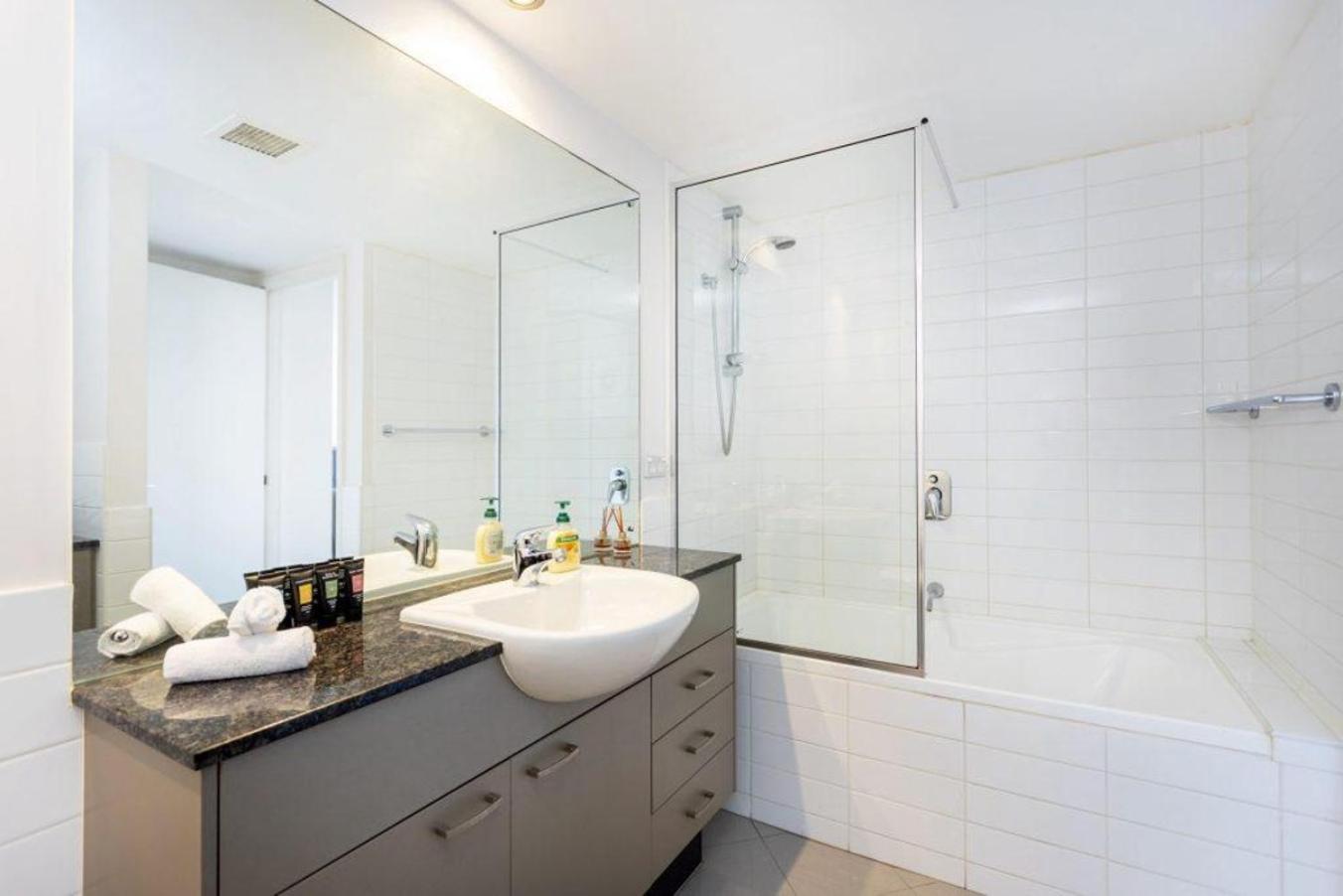 24 Amazing Adelaide Tce 2br 2ba Location