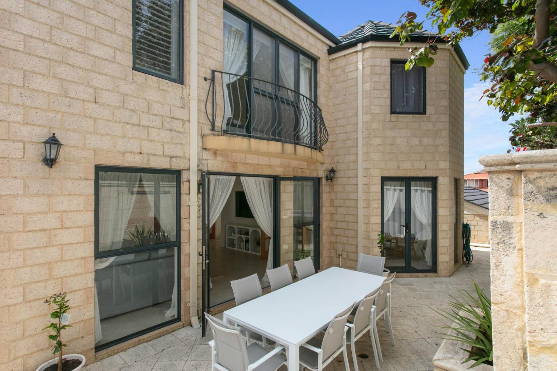 Newly Renovated Steps From Sorrento Holiday home *