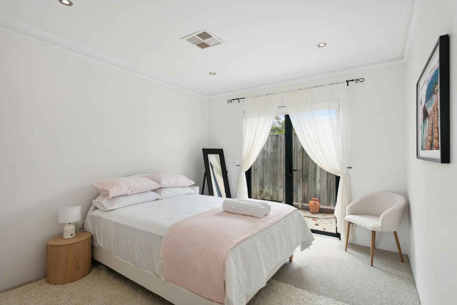 Newly Renovated Steps From Sorrento * Perth
