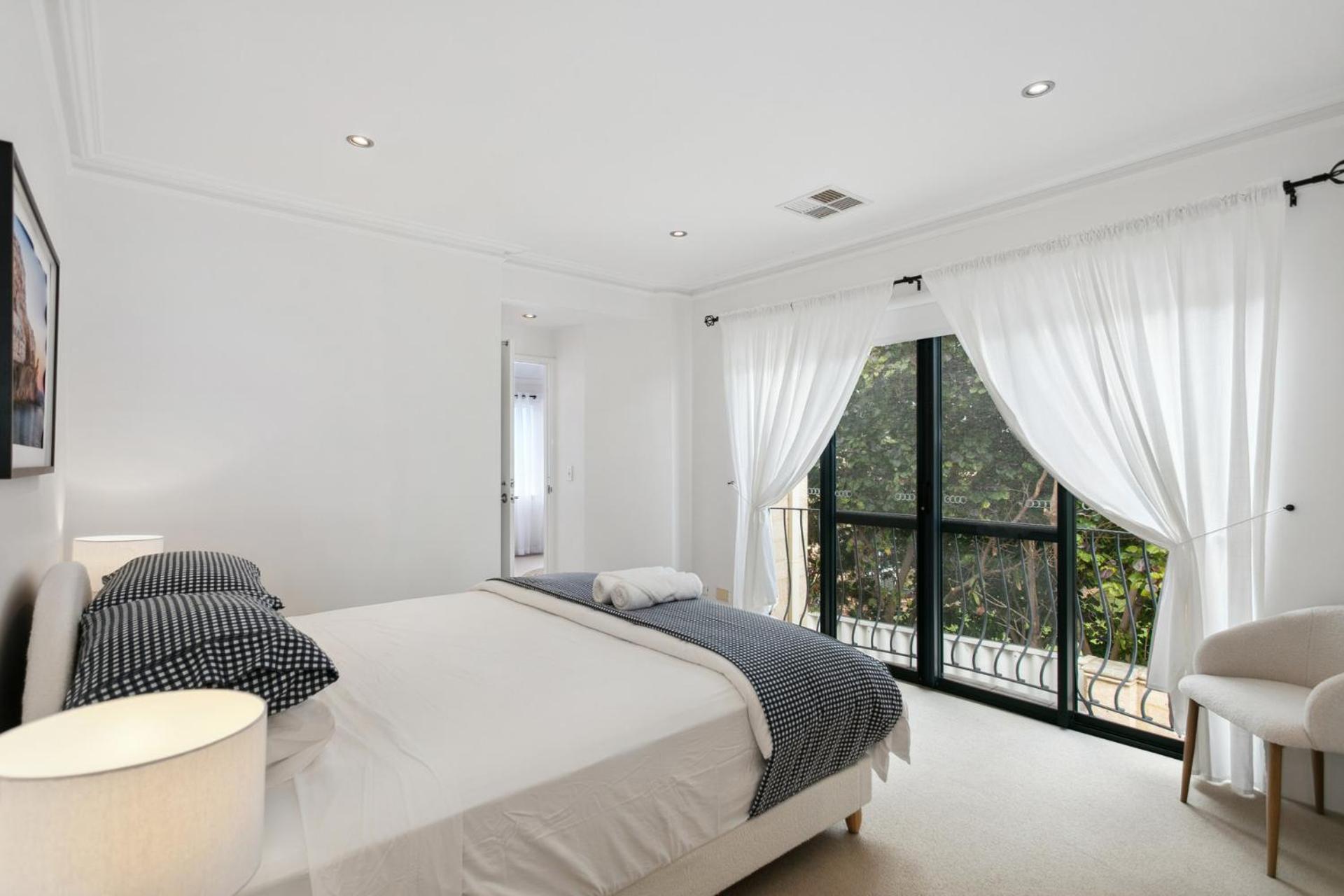 Newly Renovated Steps From Sorrento * Perth