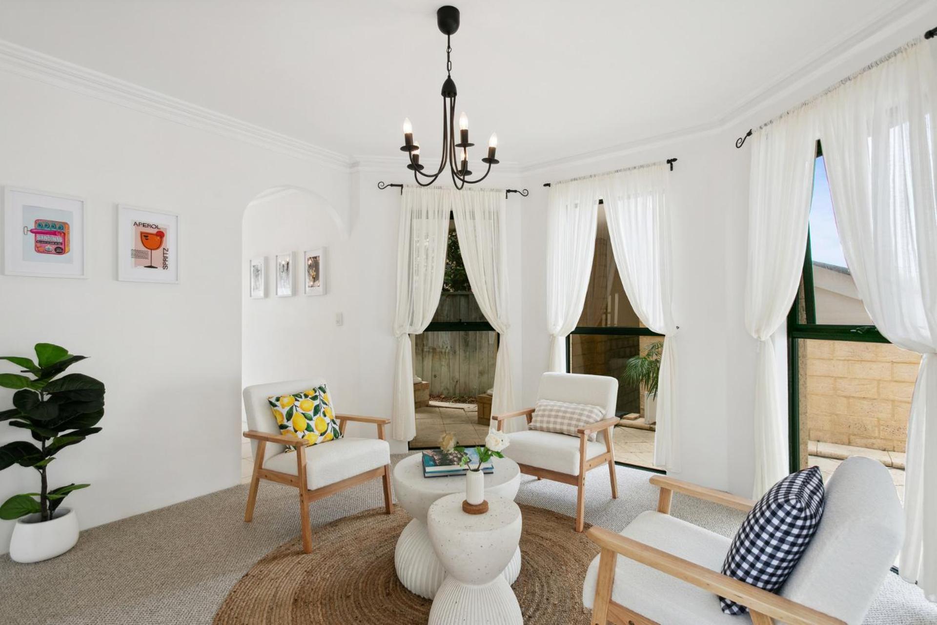 Newly Renovated Steps From Sorrento Holiday home *