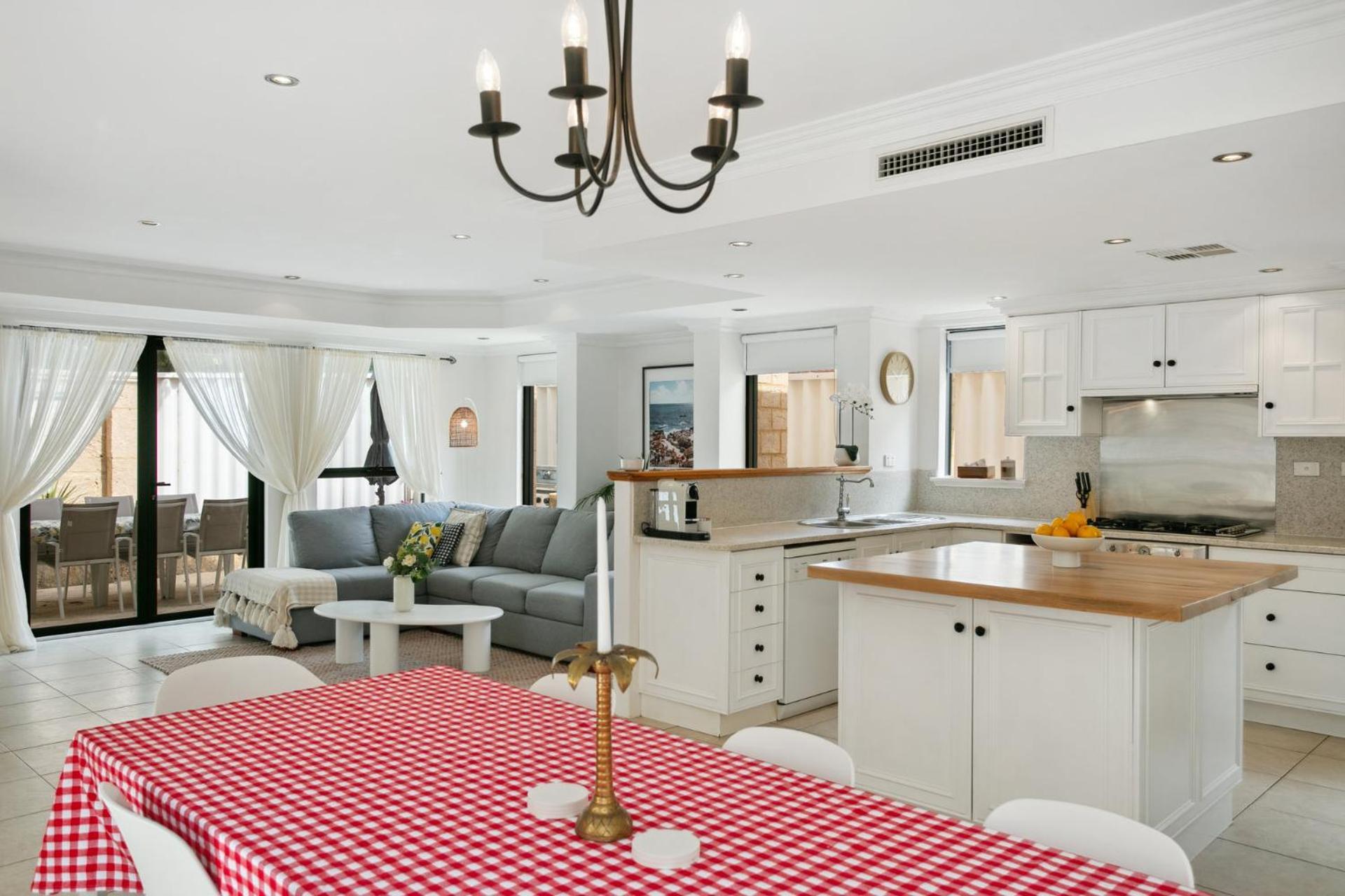 Newly Renovated Steps From Sorrento * Perth