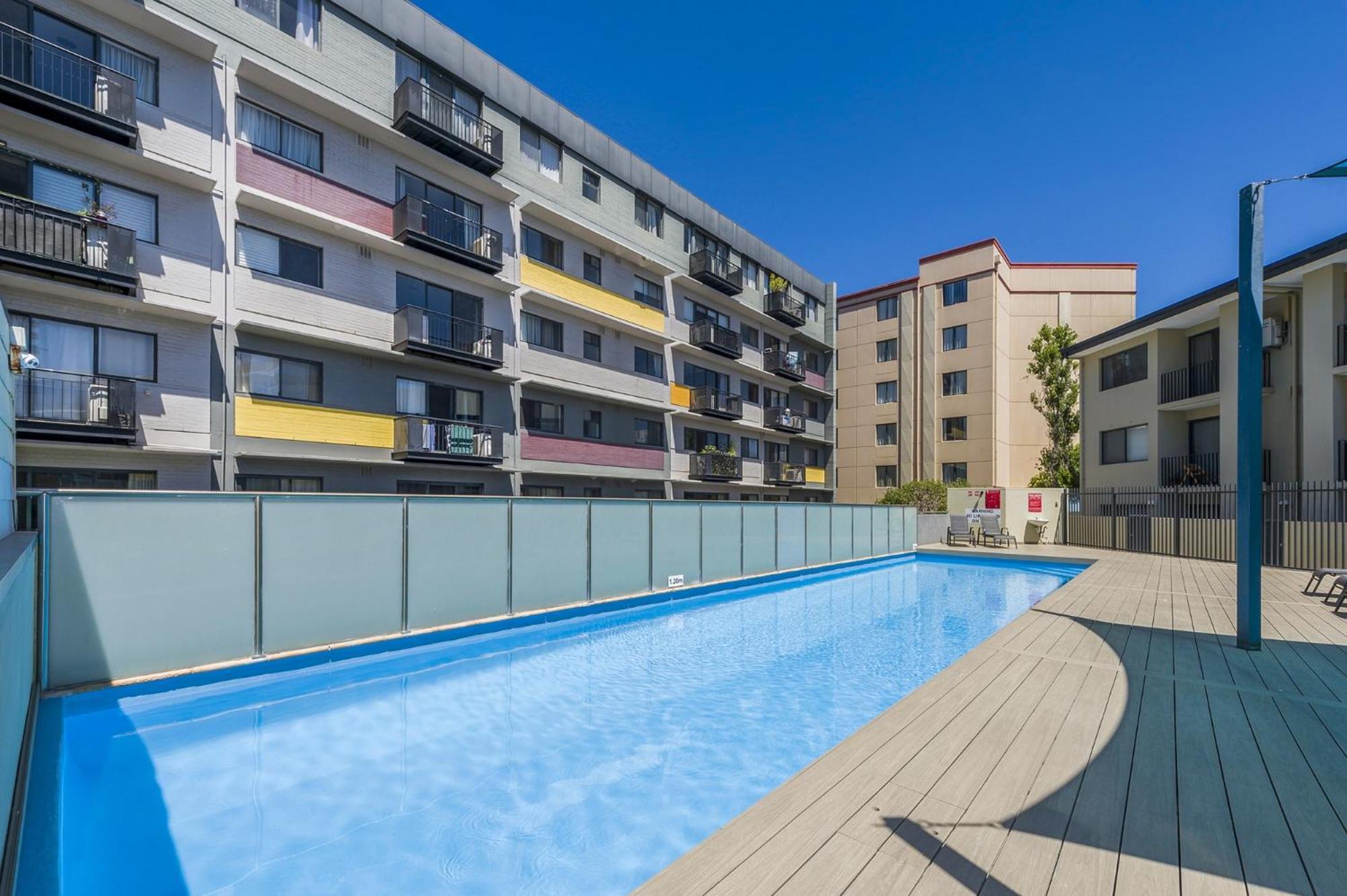 2-bed With Pool & Gym Perth