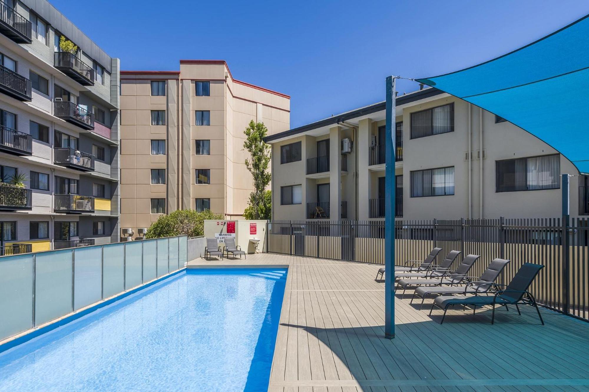 2-bed With Pool & Gym Perth