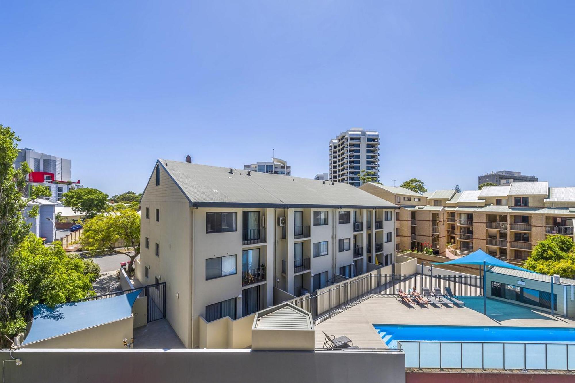 2-bed With Pool & Gym Apartment