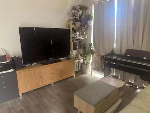 Master With Private Bathroom *
