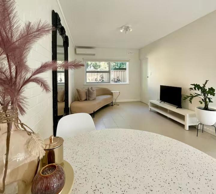 Apartment One Bedroom Steps From The