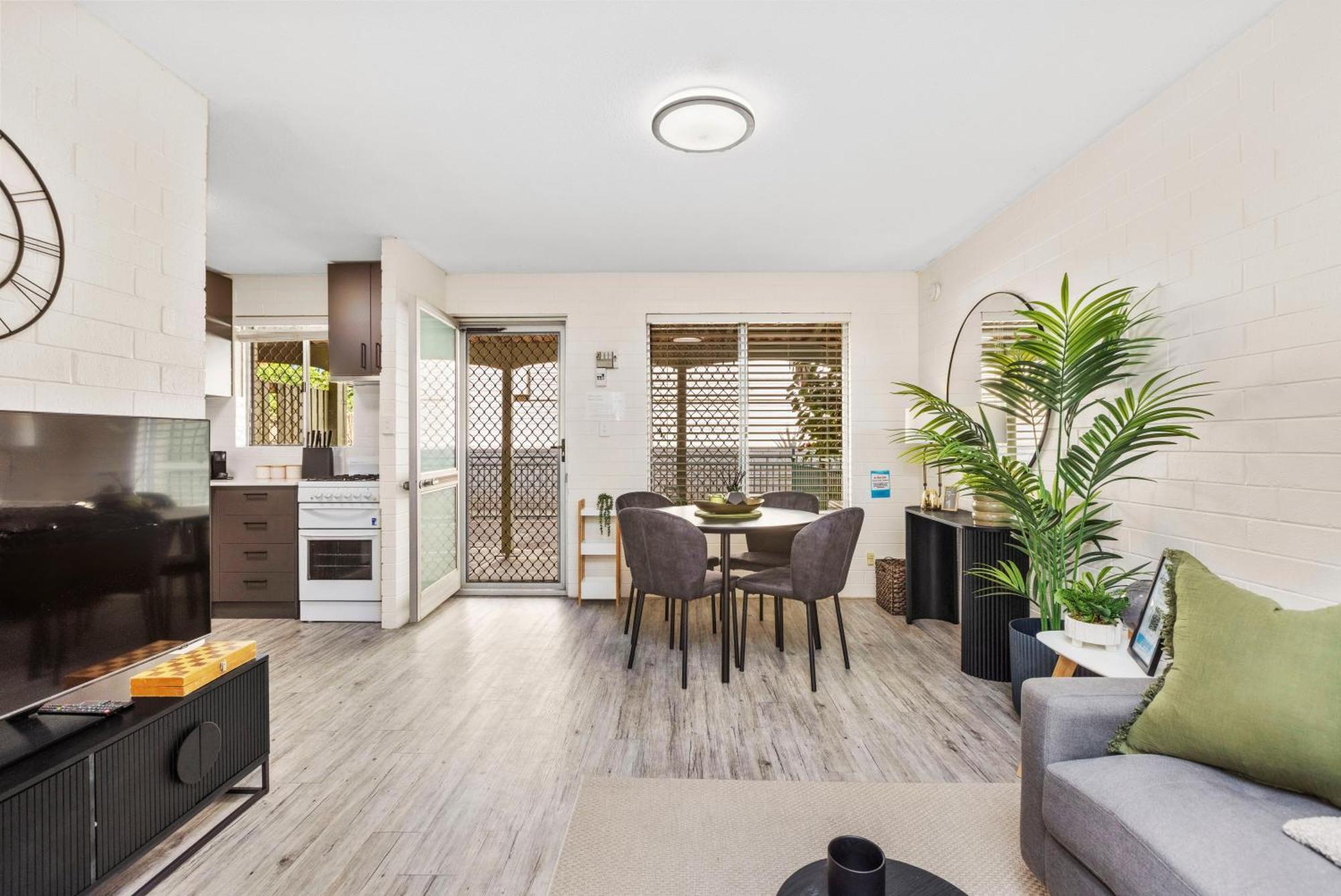 Trendy Townhouse On Lakes Edge With Lush Parks Perth