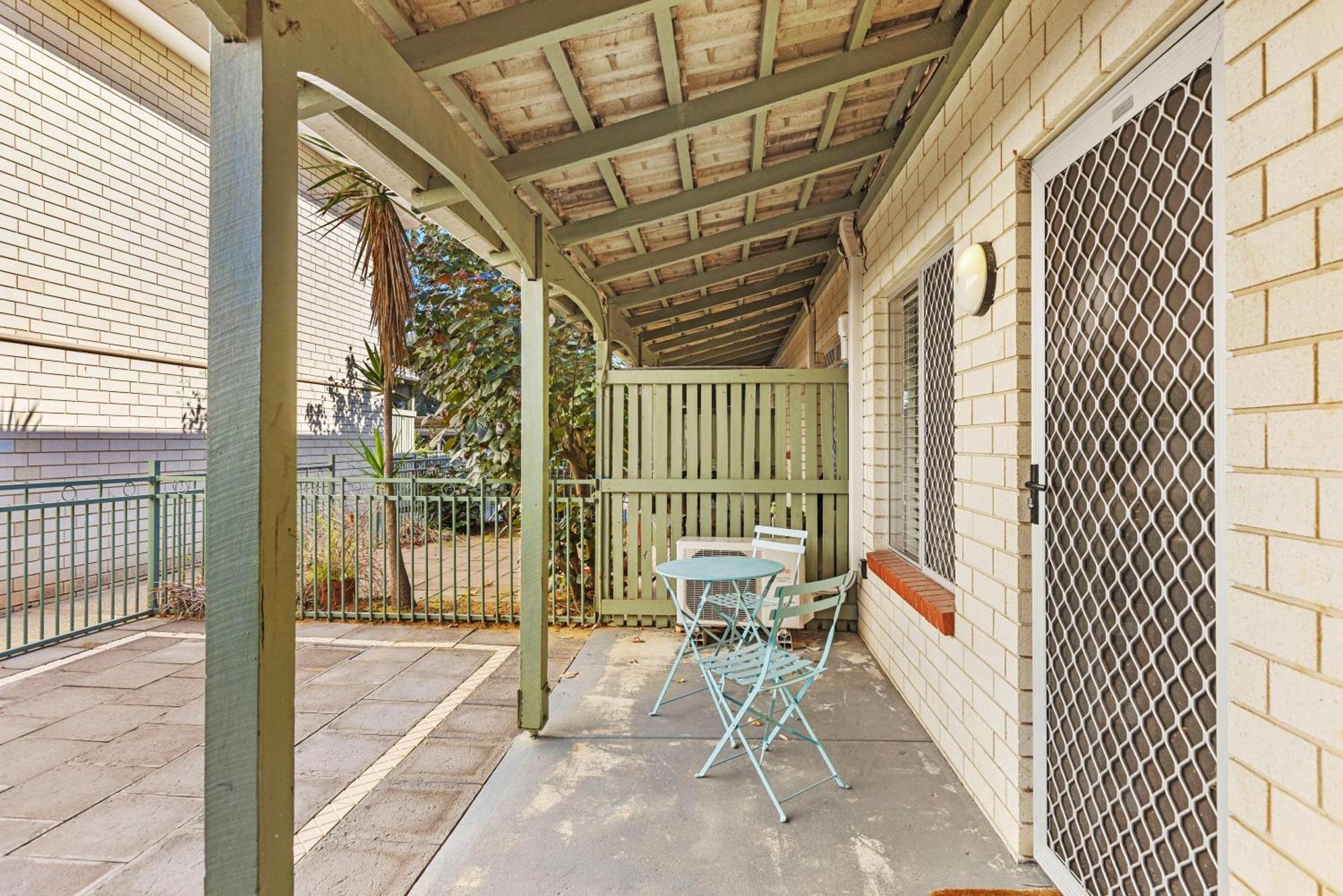 Trendy Townhouse On Lakes Edge With Lush Parks * Perth