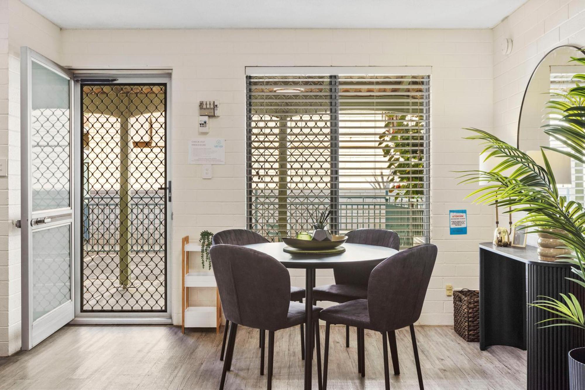 Trendy Townhouse On Lakes Edge With Lush Parks * Perth