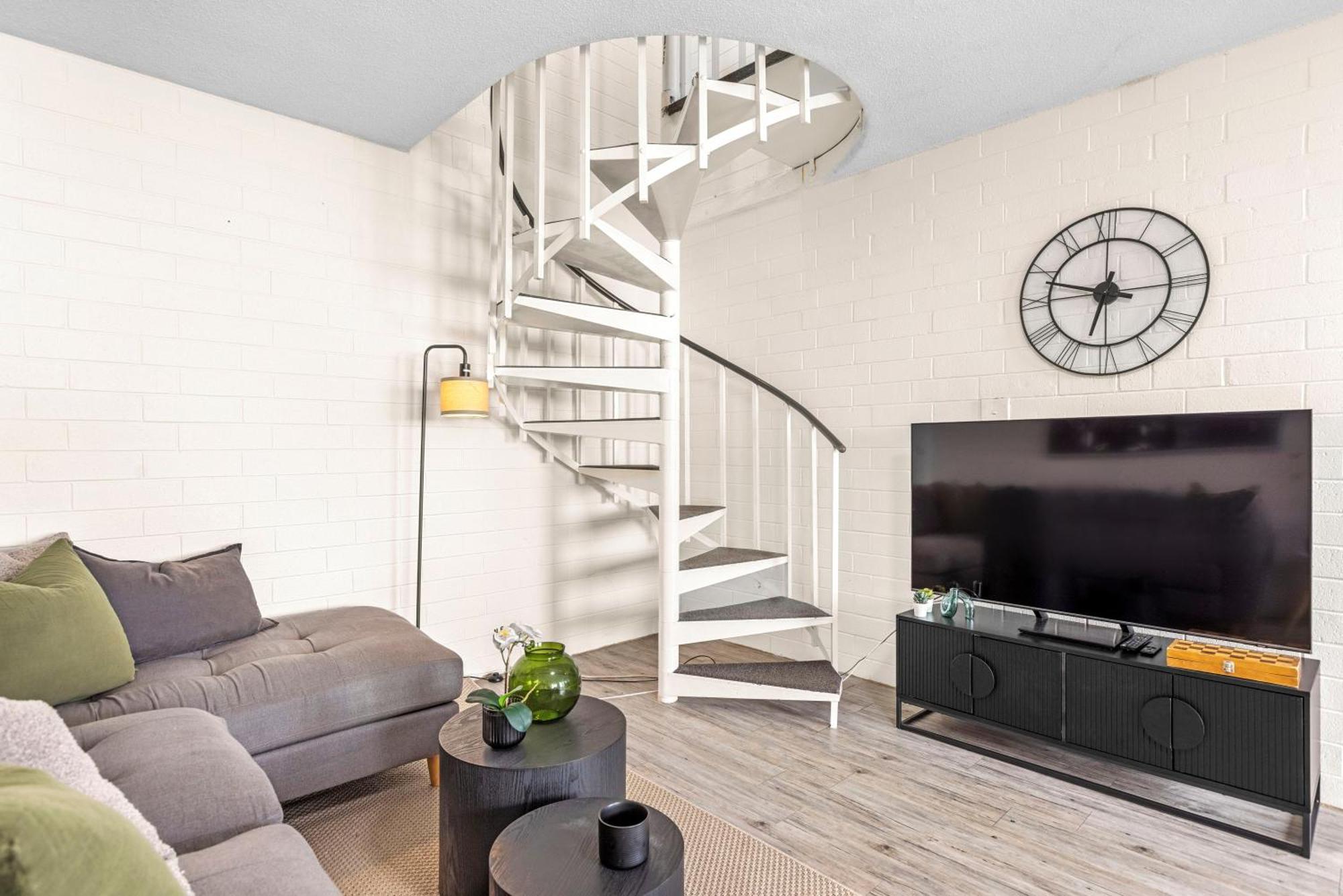 Trendy Townhouse On Lakes Edge With Lush Parks Perth
