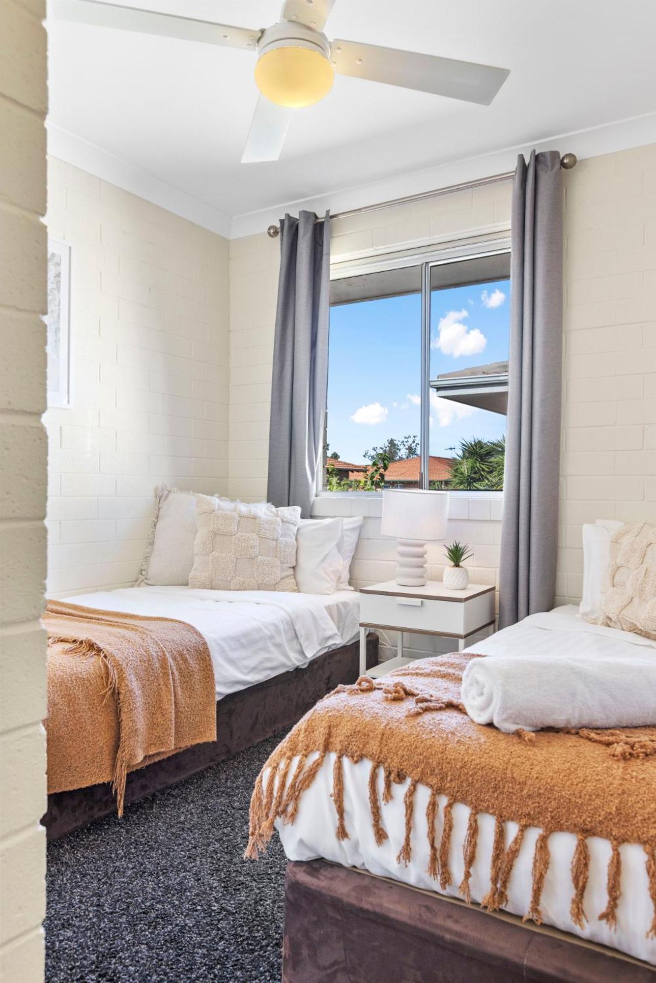 Trendy Townhouse On Lakes Edge With Lush Parks Holiday home