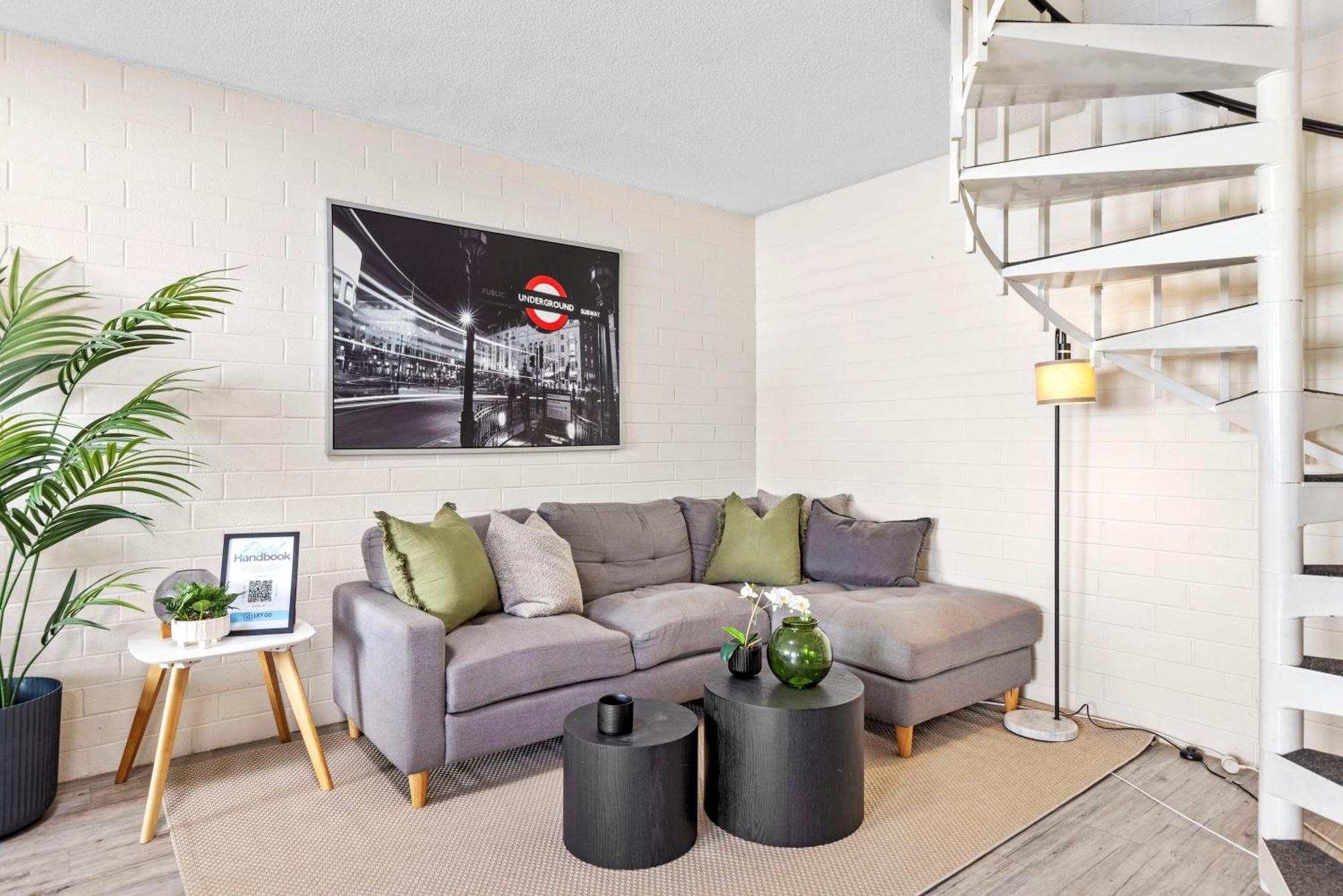 Trendy Townhouse On Lakes Edge With Lush Parks Holiday home *