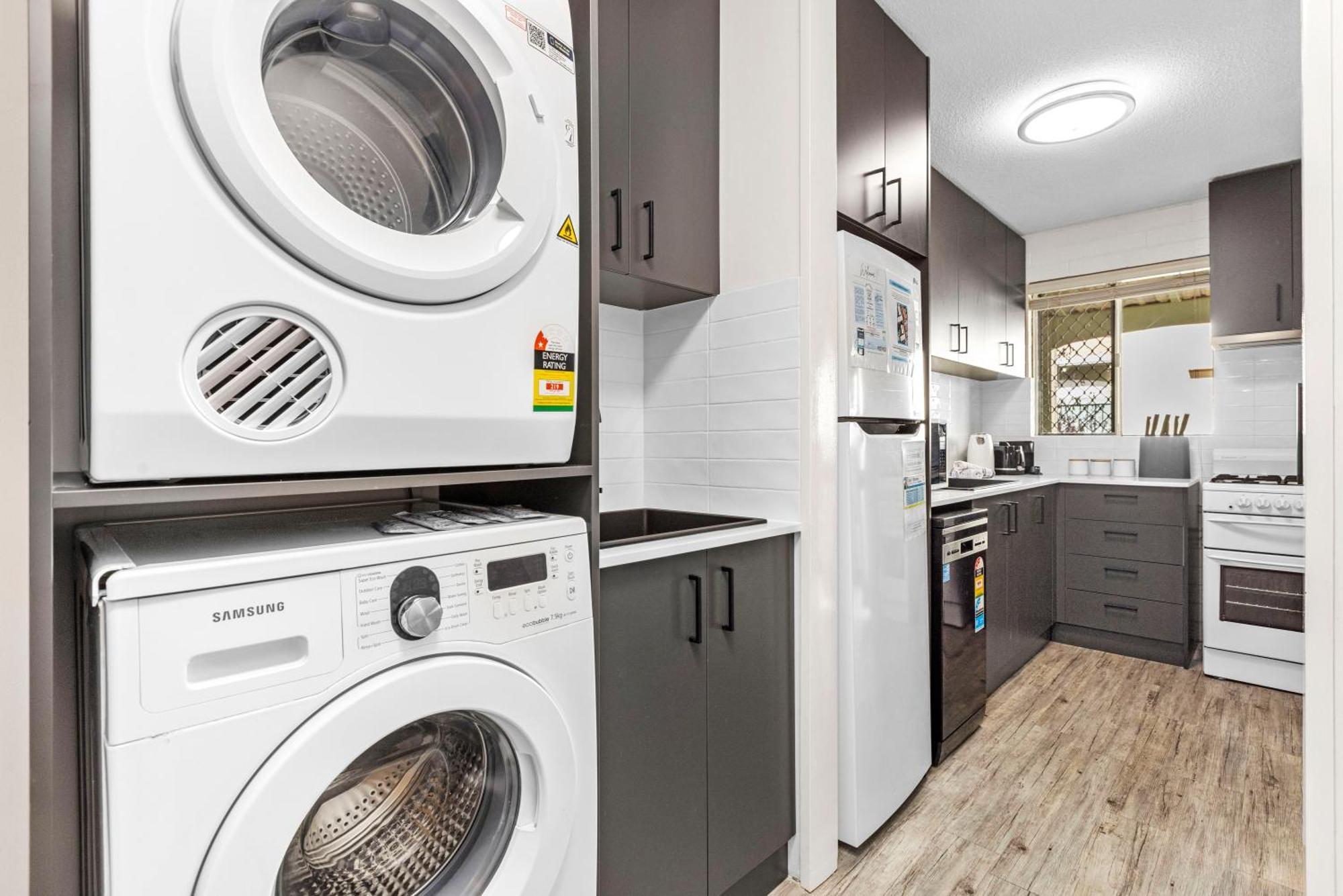 Trendy Townhouse On Lakes Edge With Lush Parks Holiday home Perth
