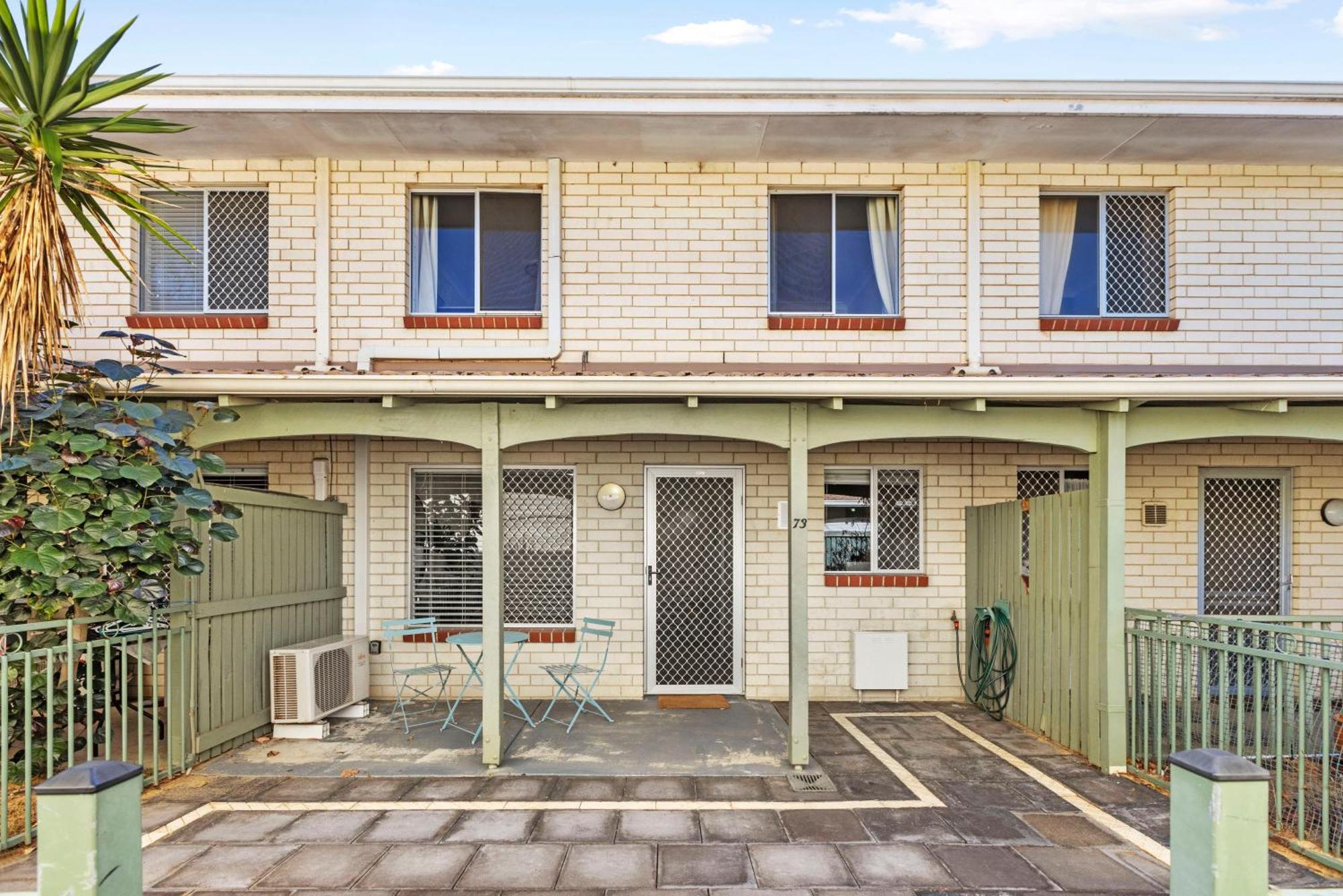 Trendy Townhouse On Lakes Edge With Lush Parks * Perth