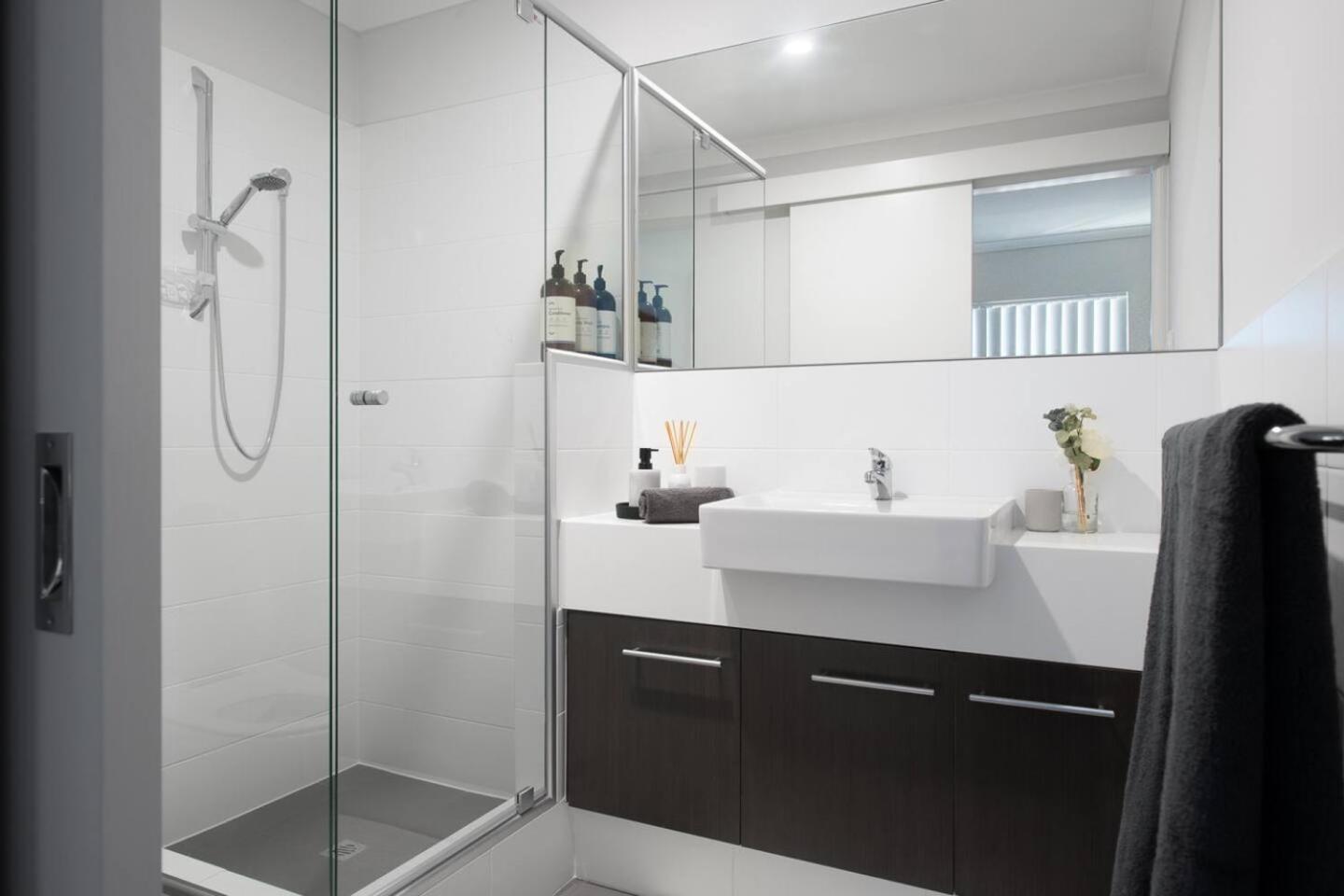 Bright Trendy 2bdrm - Walk To River & Shops Apartemen