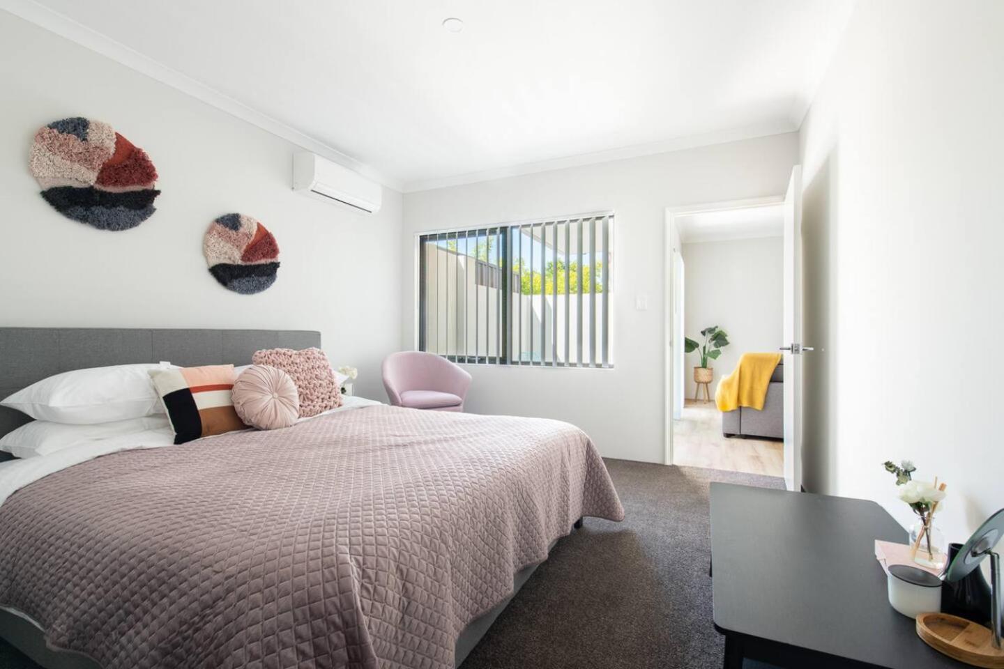 Bright Trendy 2bdrm - Walk To River & Shops Apartemen *