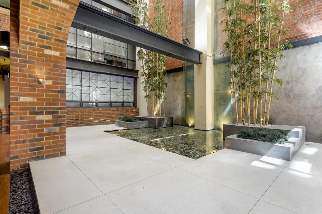 Upscale Polished King Street * Perth